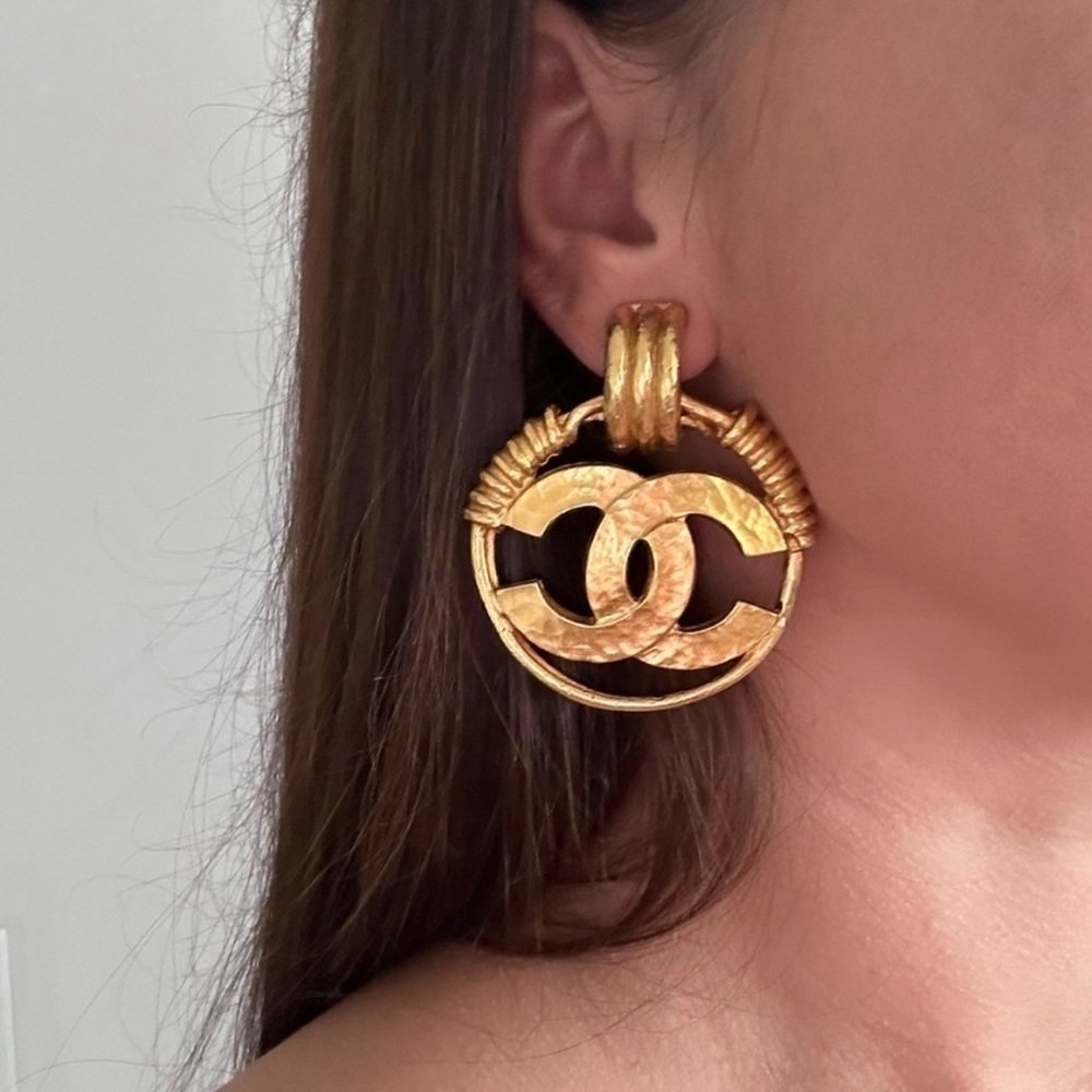 Chanel Vintage Large CC Gold Hoop Earrings - Picture 8 of 9